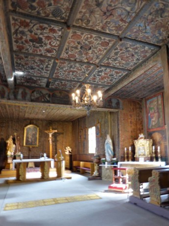 Dřevěný kostel ve Slavoňově - interiér s malbami