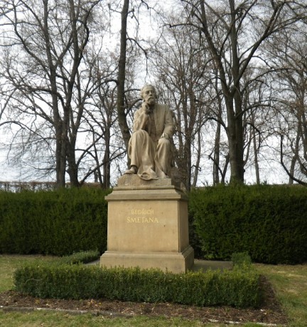 Zdařilý pomník Bedřicha Smetany vytvořil v r. 1934 místní rodák, akademický sochař Josef Marek