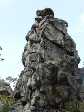 Drátenická skála s horolezcem pod vrcholem