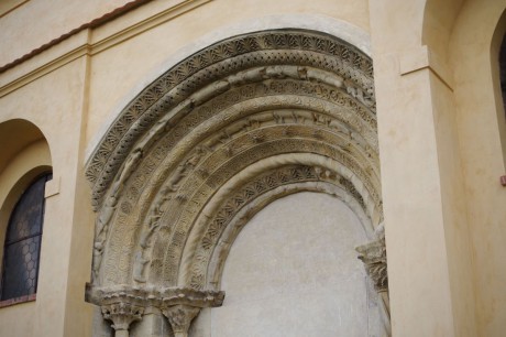 Unikátní románský portál kostela v Záboří