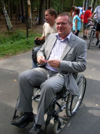 Cyklostezka pro vozíčkáře - Ing. Soukup testuje invalidní vozík