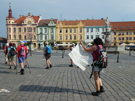  Skupina hradeckých turistů na náměstí Svobody ve Vodňanech