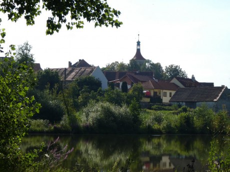 Pohled na vesničku Myšenec poblíž Protivína