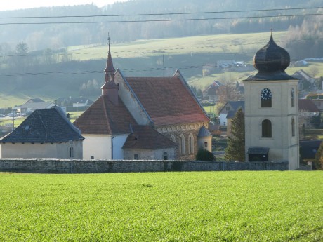 Malebný kostel se zvonicí v Sopotnici