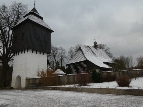 Slavoňov - dřevěný, roubený kostel se zvonicí