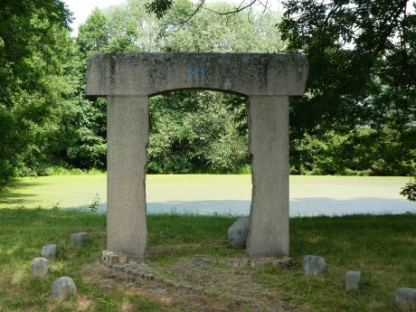 Brána času - Křinice; novodobý monument