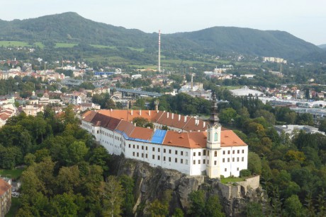 Pohled z vyhlídky Pastýřská stěna na děčínský zámek