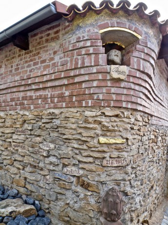 Pocta Václavu Harantovi z Polžic a Bezdružic, majiteli hradu Pecka, na zdi rodinného domu v Hořicích