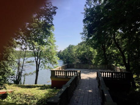 Vyhlídka na rybník v zámeckém parku v Dobříši