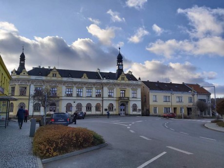 Náměstí v Rovensku pod Troskami