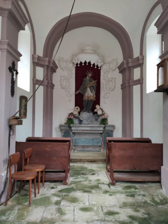 Interiér kaple se sochou sv. Jana Nepomuckého