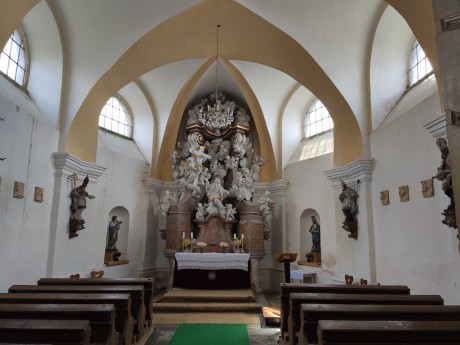 13 Pískovcový oltář v kostele sv. Jana Nepomuckého na vrchu Zvičina z r. 1740