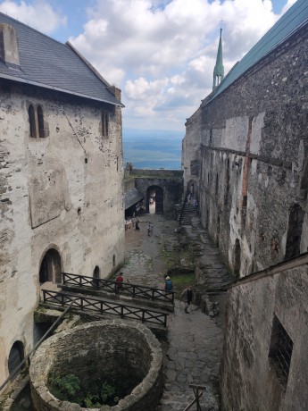 13 Vyhlídka z věže na nádvoří a čtvrtou hradní bránu