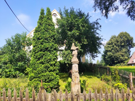 07 Pomníky v soukromých zahradách jsou na Broumovsku velmi časté