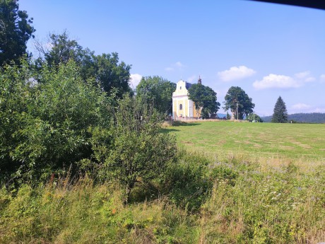 49 Kostel sv. Jakuba Většího v Ruprechticích - pohled z okna vlaku