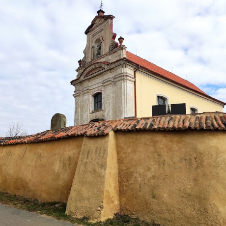 16 Vrbčany - kostel sv. Václava s románským opevněním I