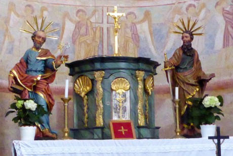 45 Sv. Petr a Pavel v malířsky bohatě vyzdobeném kostelíku
