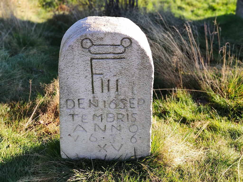 13 Hraniční kámen na Šerlichu z r. 1636