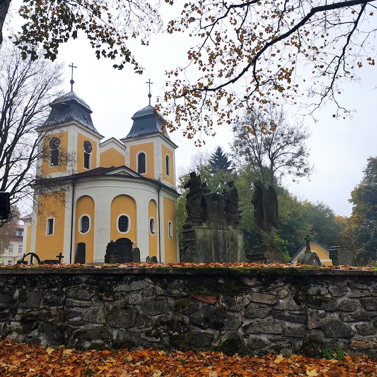 35 Deštné v Orl. h. – kostel sv. Máří Magdaleny od slavného barokního architekta Santiniho