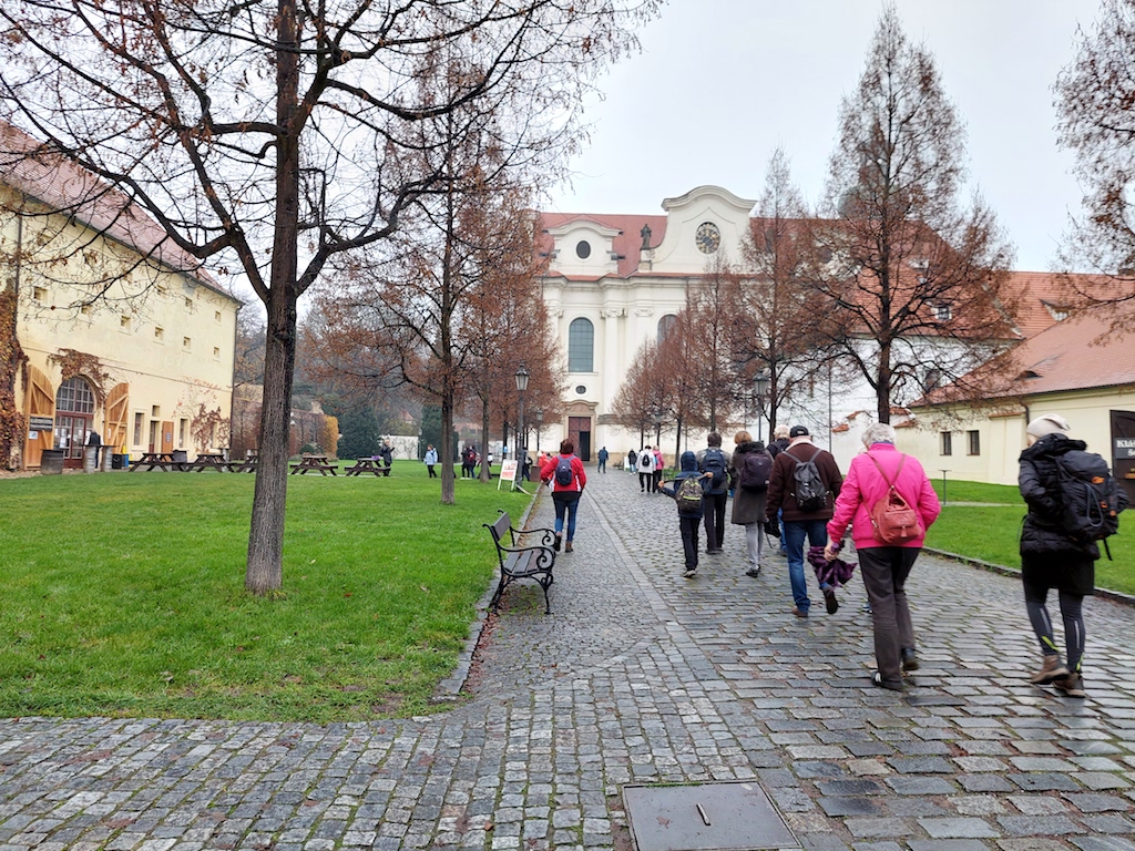 12 K benediktinskému klášteru