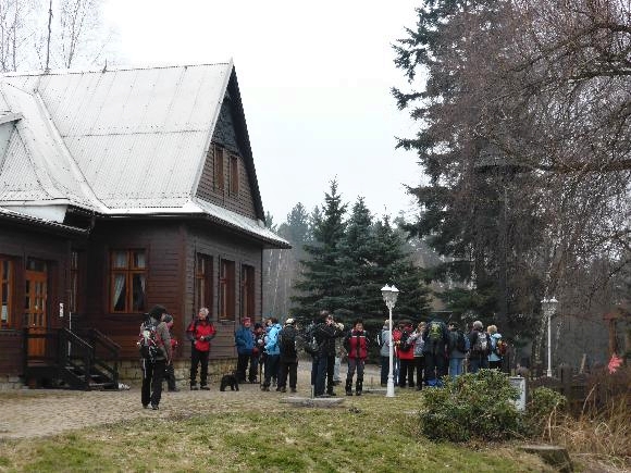 Turisté před chatou Na vyhlídce