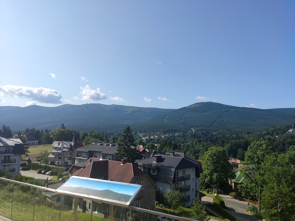 18 Sklarska Poreba Gorna, výhled na Meteorologickou stanici a  Sněžné jámy