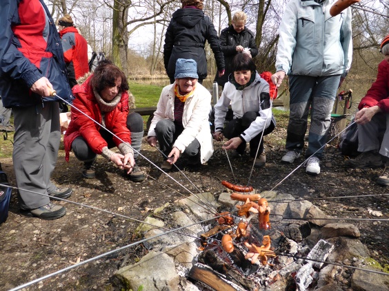 Tradiční opékání buřtů na loděnici