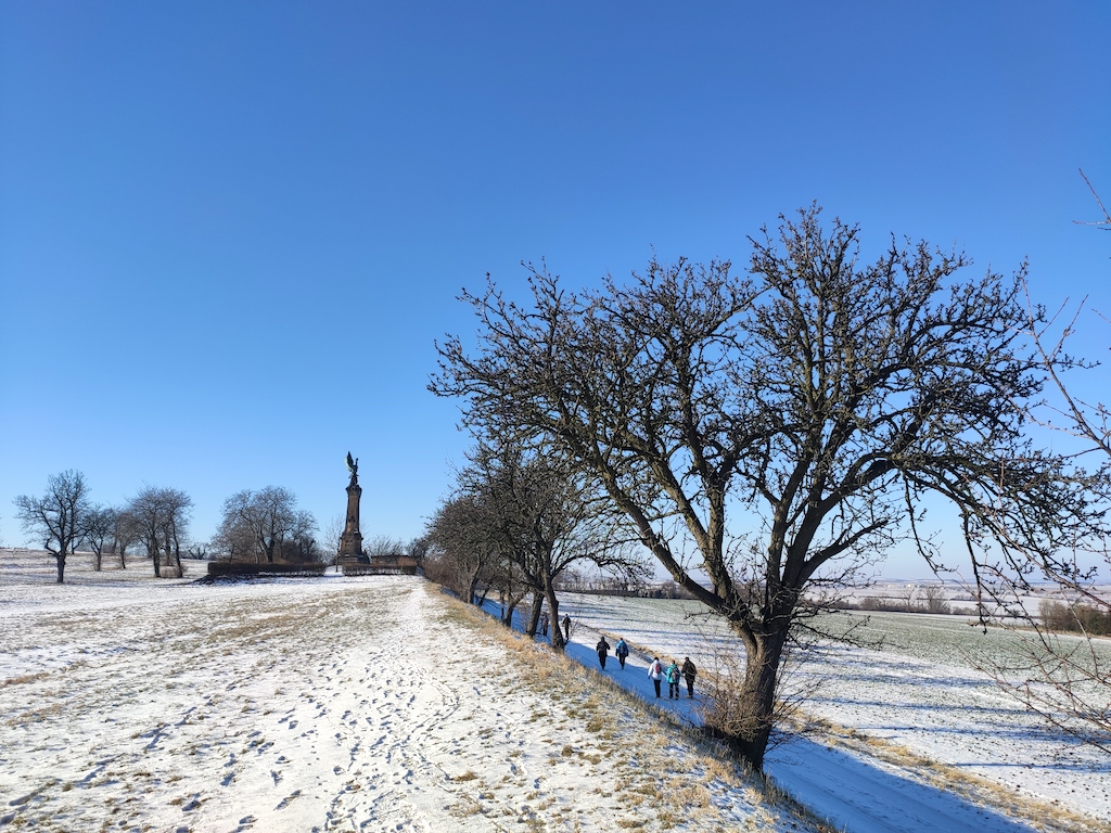16 Křečhoř – k památníku