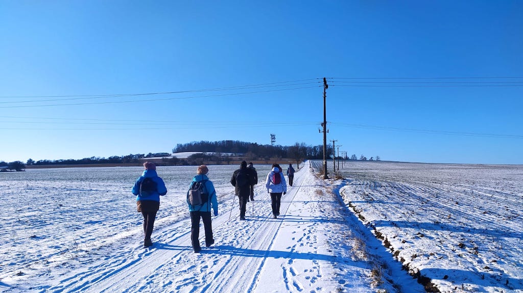01 Z Nové Vsi na vrch Bedřichov (279 m n m.) k památníku a vyhlídce