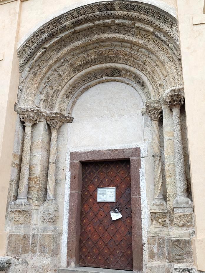 01 Záboří n. Lab. - portál románského kostela sv. Prokopa