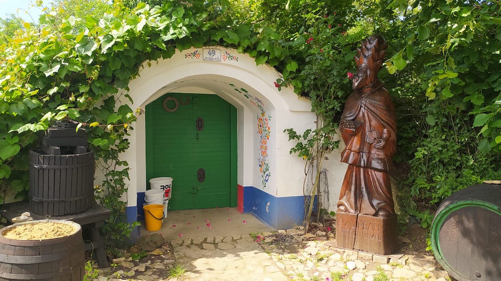 29 Petrov, vinné sklepy Plže