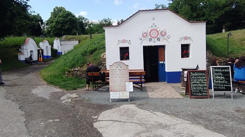 31 Petrov, vinné sklepy Plže