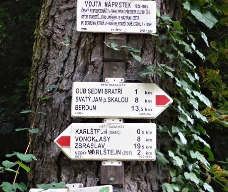 Turistické rozcestí pod hradem Karlštejn