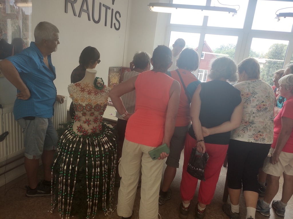 22 Poniklá – firma Rautis, výroba perličkových vánočních ozdob