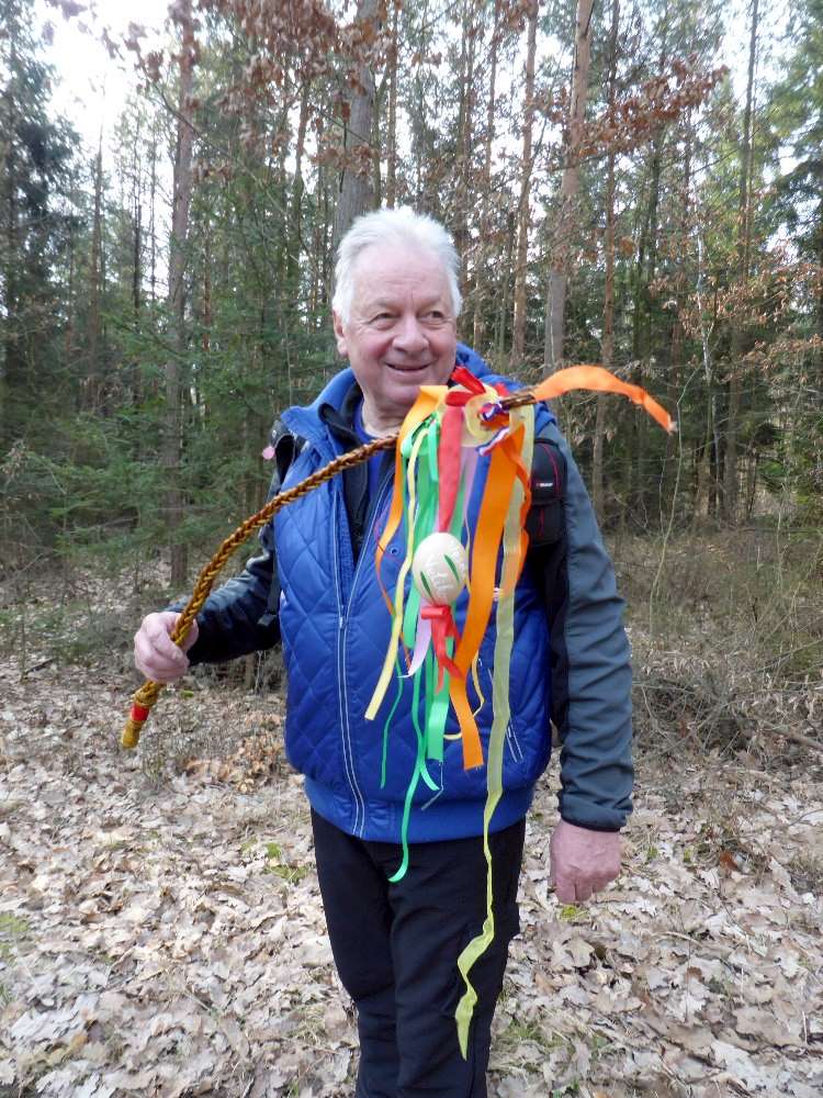 Pomlázka nazdobena - spokojený koledník