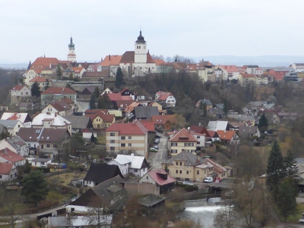 Pohled z vyhlídky na město nad řekou s přezdívkou  "ČESKÝ BETLÉM"