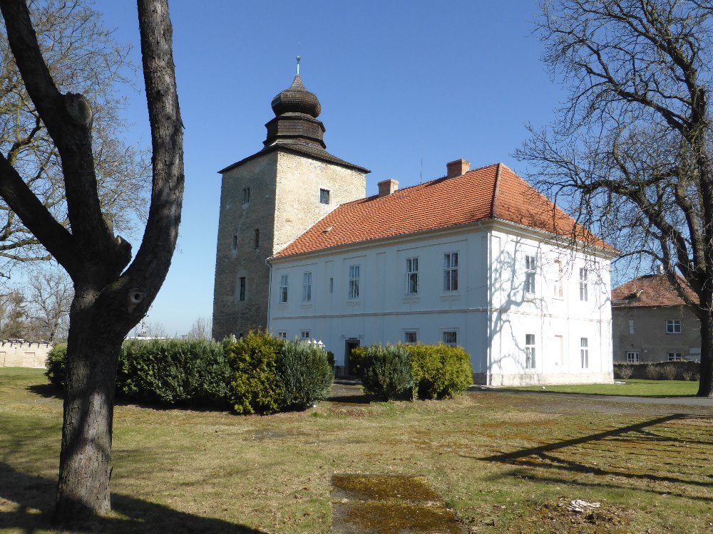 Tvrz v Pašince - m. j. zde měl atelier malíř, impresionista V. Radimský