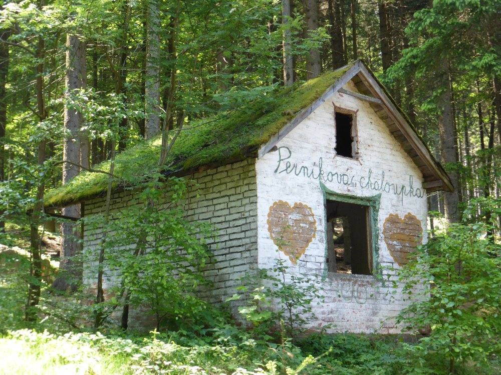   Perníková chaloupka se zelení porostlou střechou 