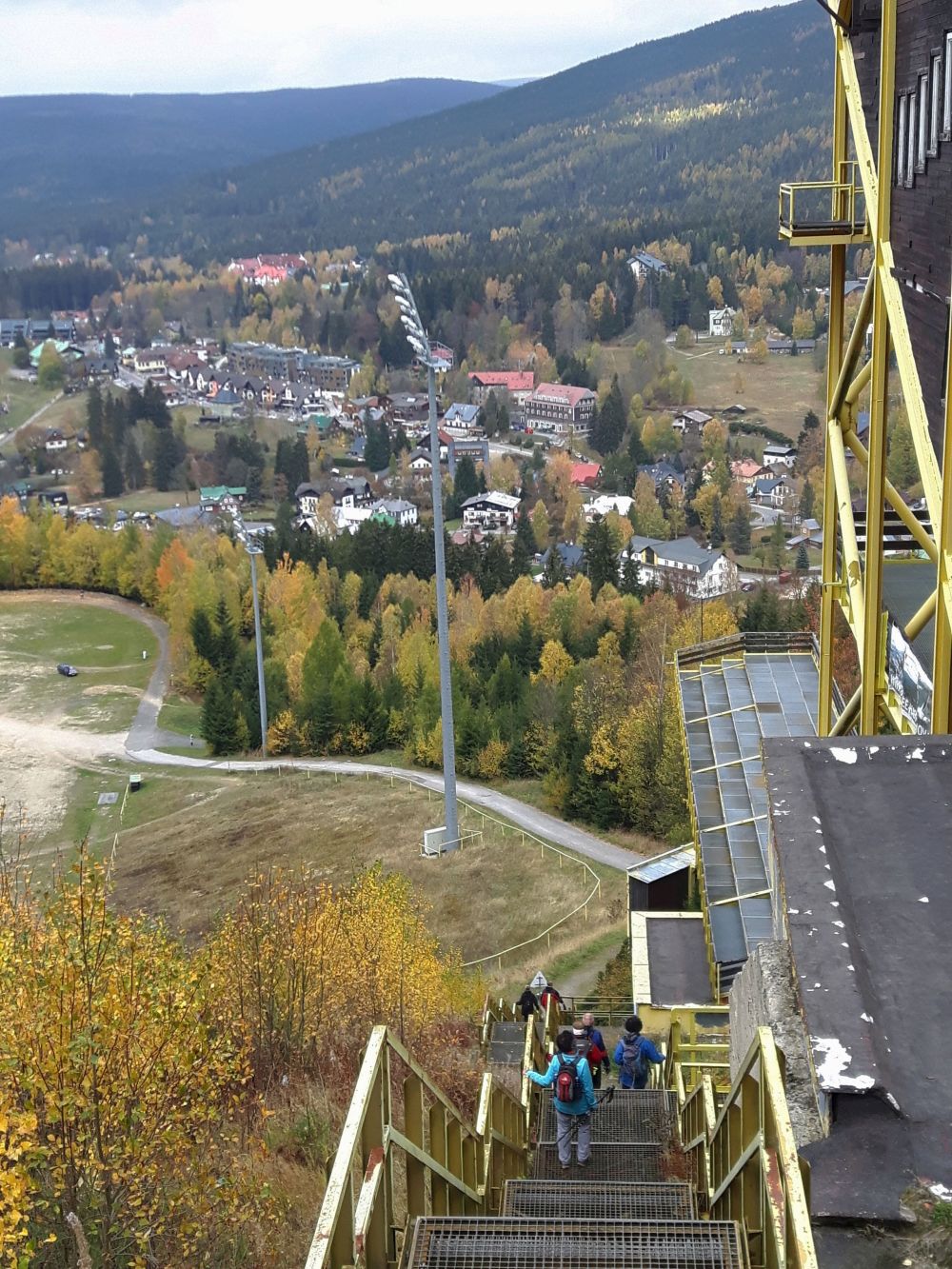 Trasa podél skokanských můstků nad Harrachovem