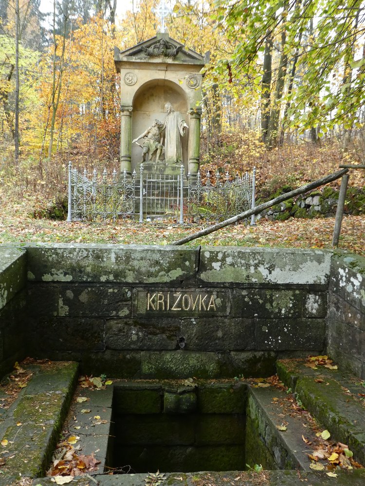 Studánka s plastikou St. Suchardy na konci křížové cesty