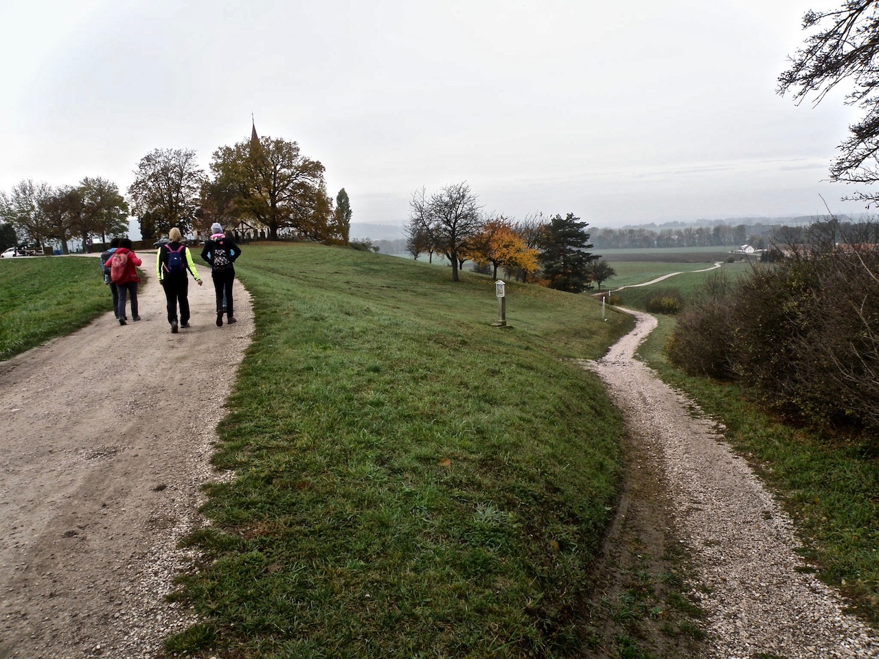 Křížová cesta ke kostelu a hřbitovu v Byšičkách