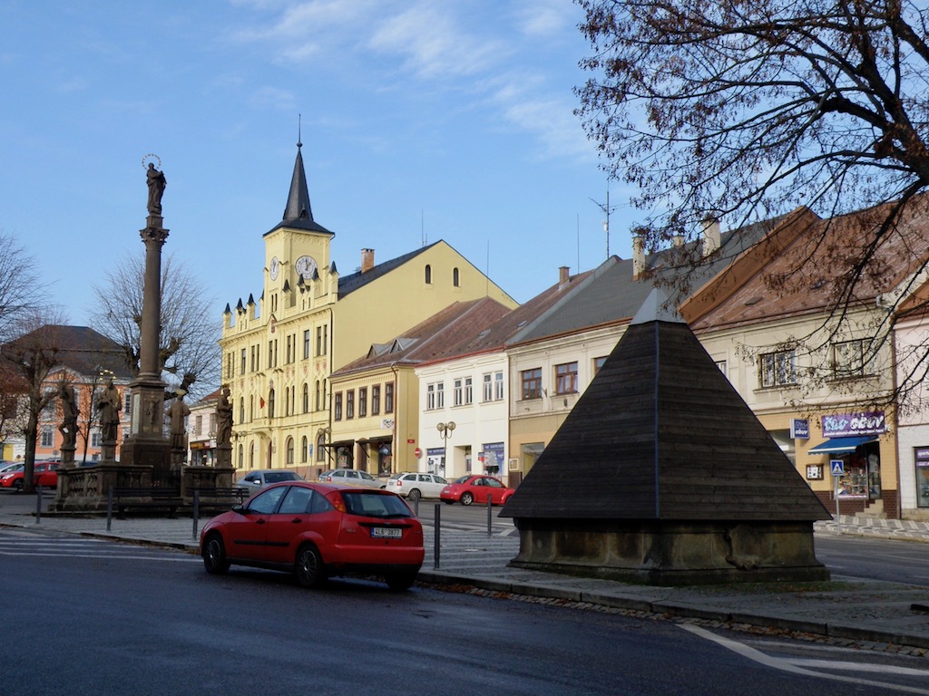 Husovo náměstí v Lomnici s kašnou, morovým sloupem a radnicí