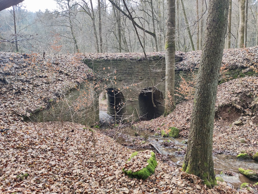 Cesta nad potůčkem