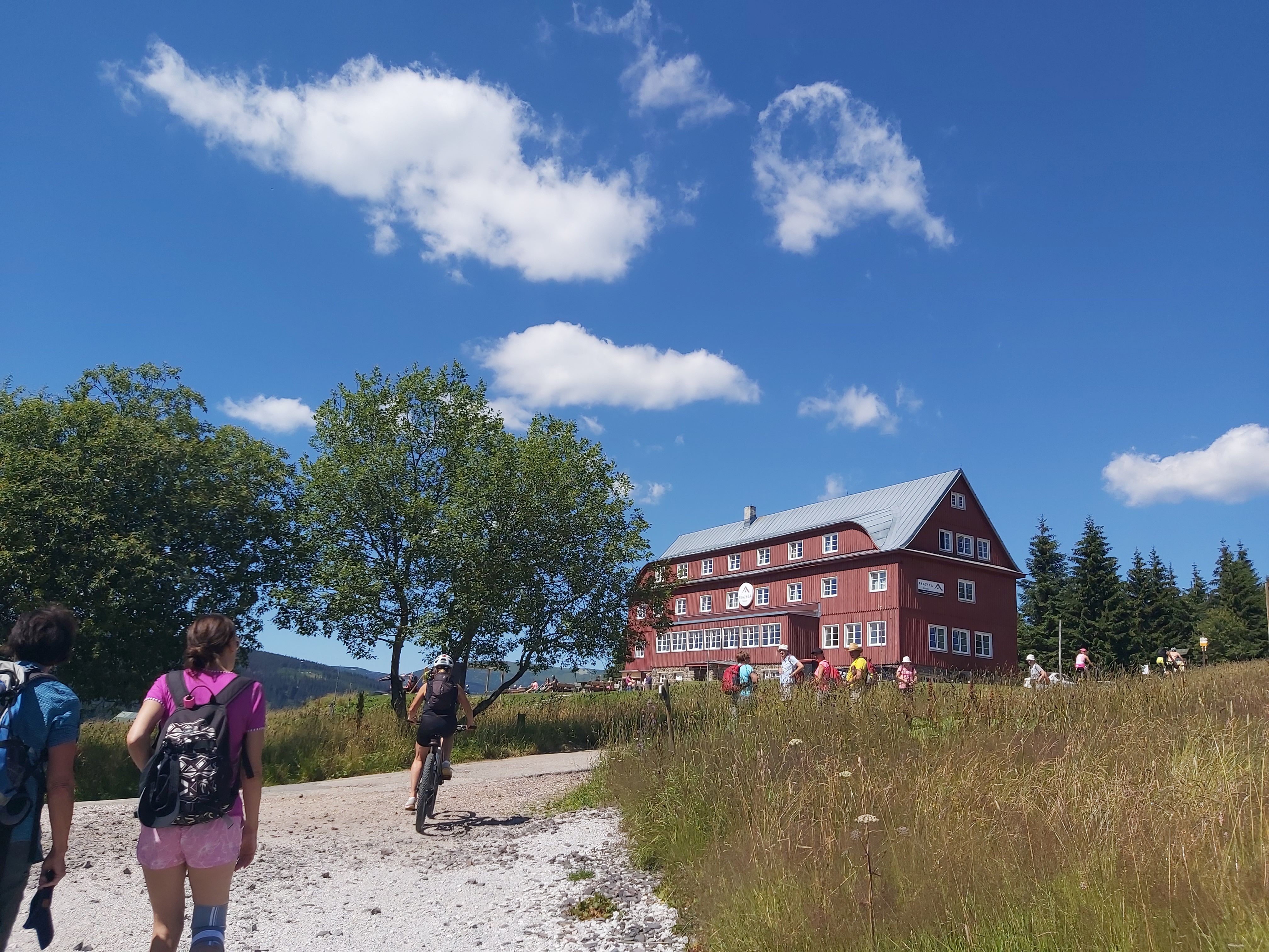 28 Kolem Pražské boudy mezi davy turistů