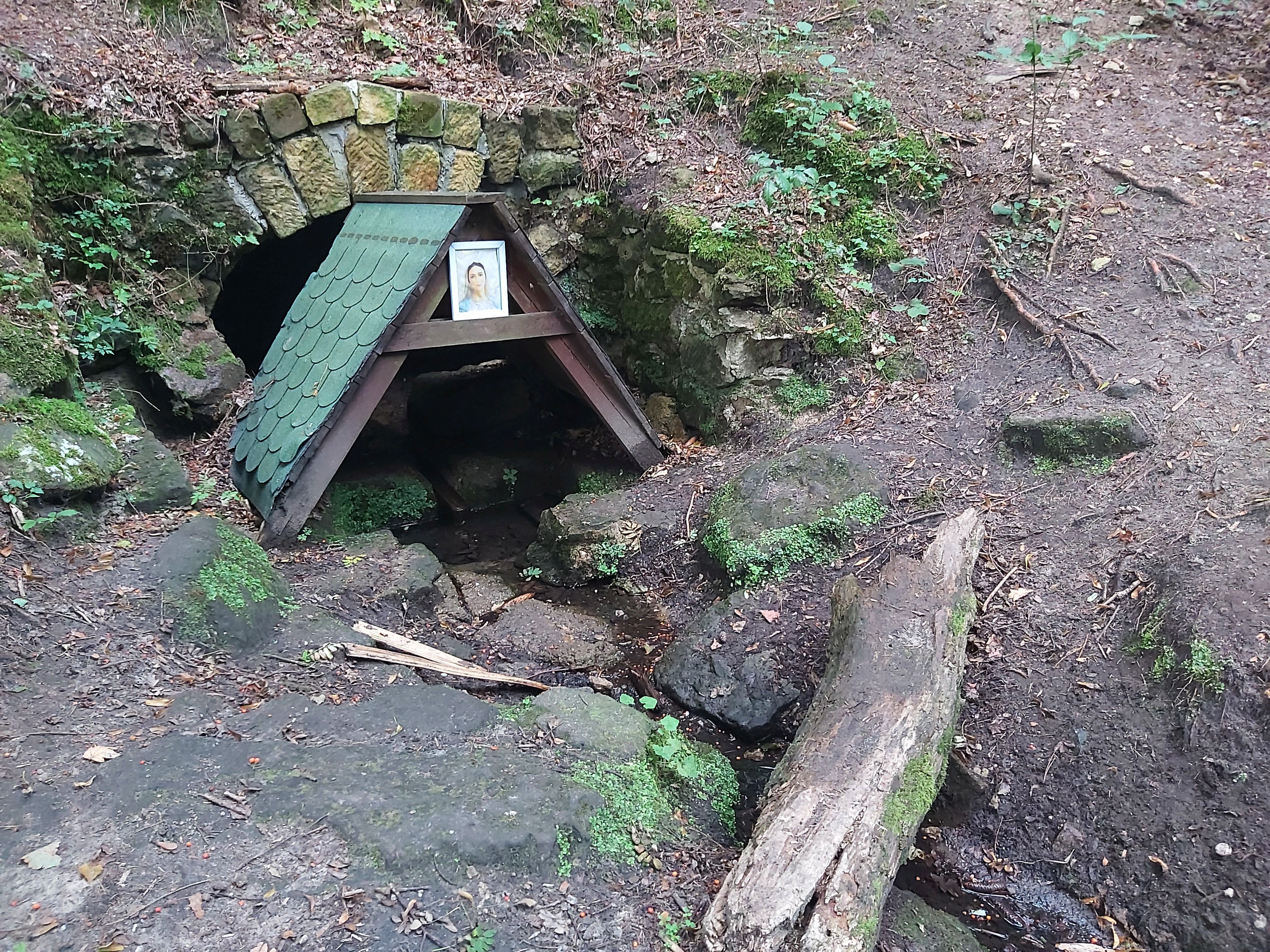 17  Březinská studánka nedaleko Bělé pod Bezdězem