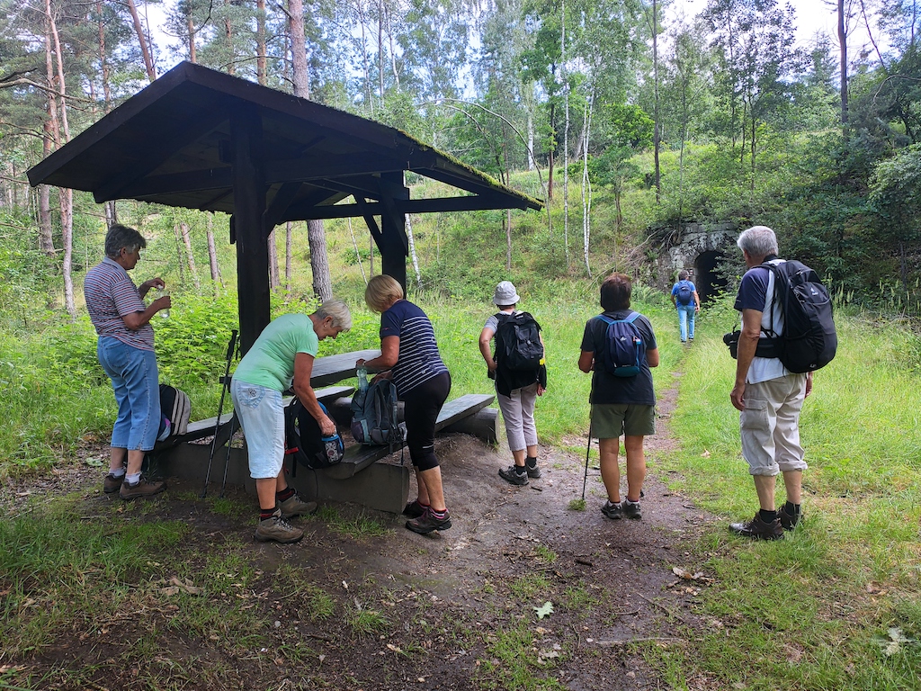 01 Přístřešek na křižovatce Bezdězské cesty a E 10, Máchovy cesty