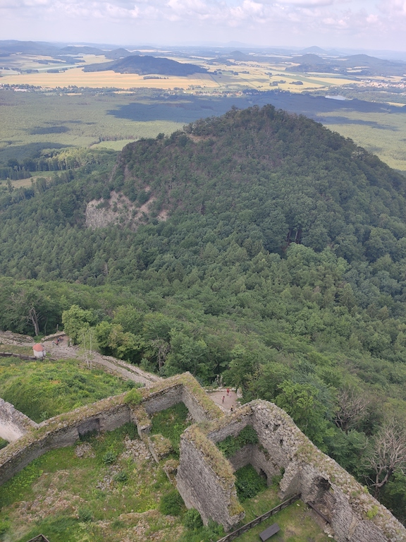 17 Výhled z věže na Malý Bezděz a základy severního manského paláce