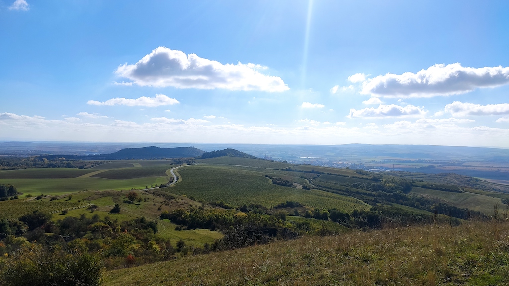 23 Výhled z okraje Stolové hory na vrch Turold a Svatý kopeček