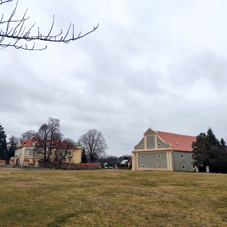 02 Ratboř - Starý zámek a barokní sýpka, součást pův. hospodářského dvora