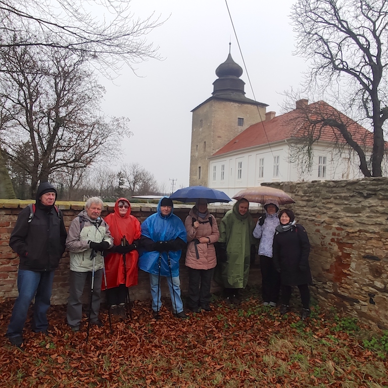 14 Pašinka – před zámkem s obytnou věží, dochovanou z původní tvrze